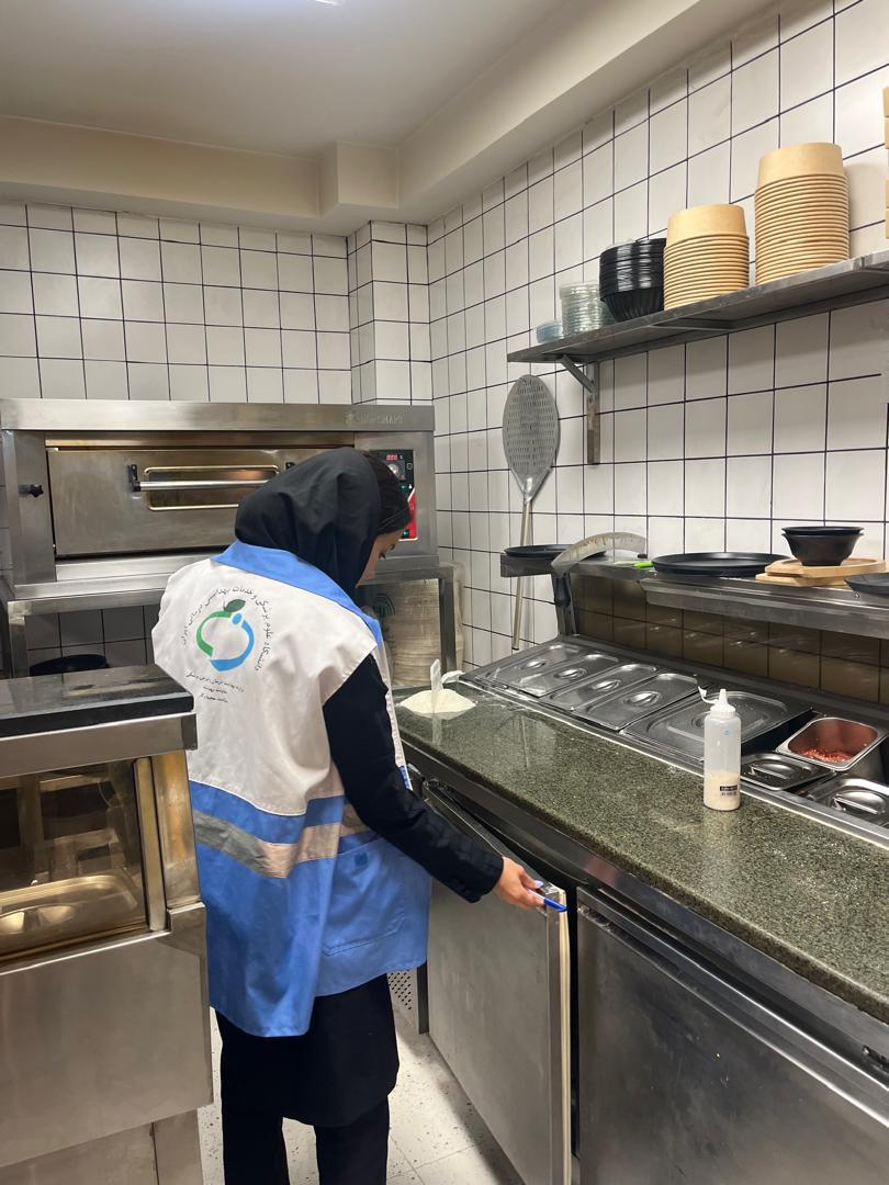 برگزاری گشت مشترک کارشناسان بهداشت محیط مرکز بهداشت شمال غرب یک  در معیت کارشناس محترم دامپزشکی جهت نظارت بر واحد های صنفی رستوران ها 