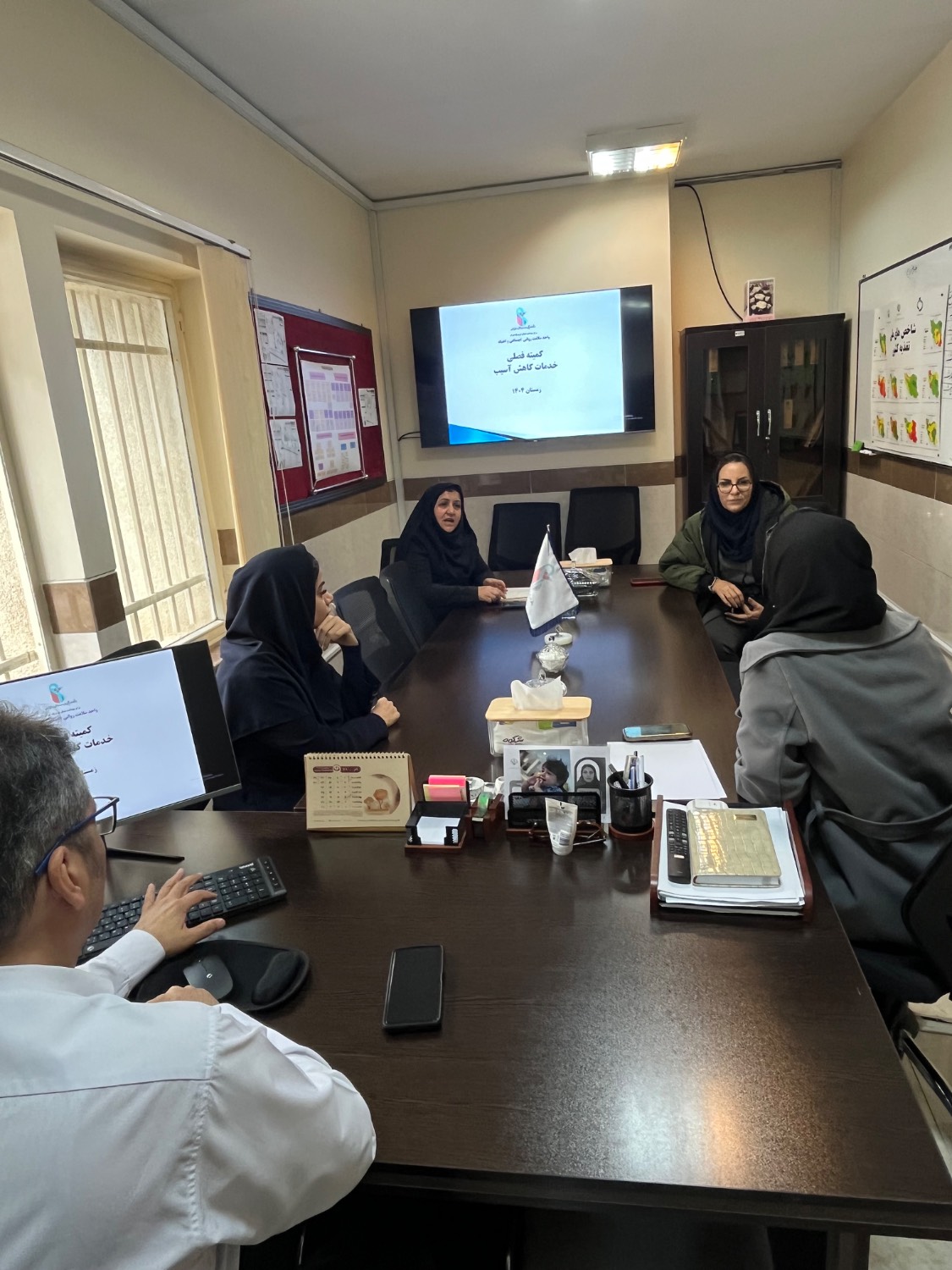  برگزاری کمیته کاهش آسیب با حضور نمایندگان سازمان بهزیستی، شهرداری مناطق ۲۲ و ۵ ، کارشناس برنامه HIV مرکز بهداشت و  کارشناس مسئول واحد سلامت روان