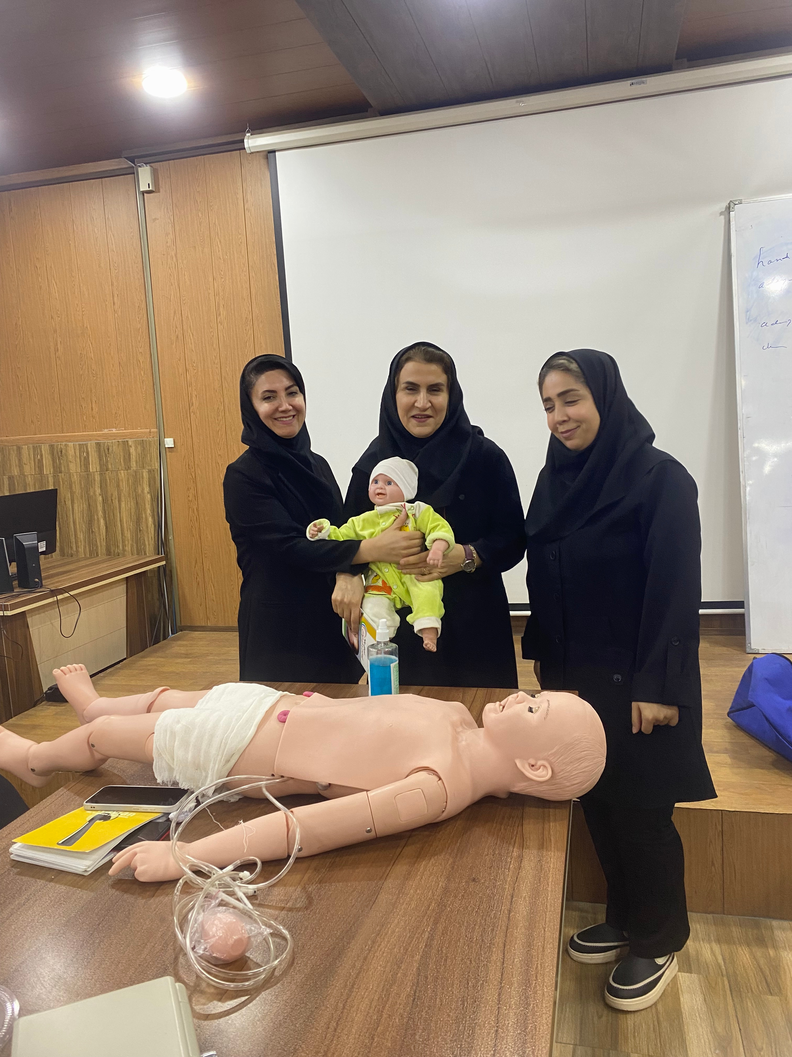 برگزاری کارگاه احیای پایه اطفال ویژه مراقبین سلامت مراکز و پایگاه های مرکز بهداشت شمال غرب یک