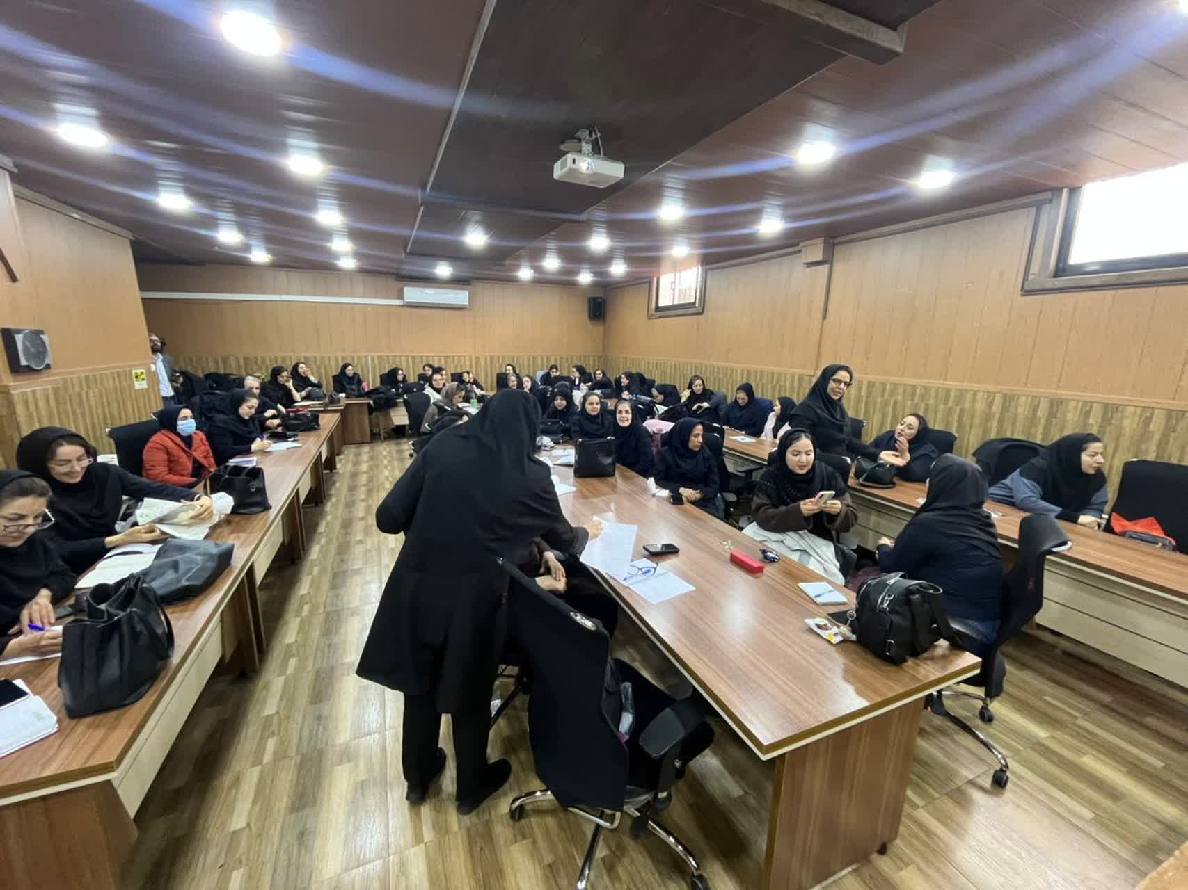 برگزاری کارگاه آموزشی سرطان سرویکس با حضور متخصص زنان برای ماماها و مراقبین سلامت 