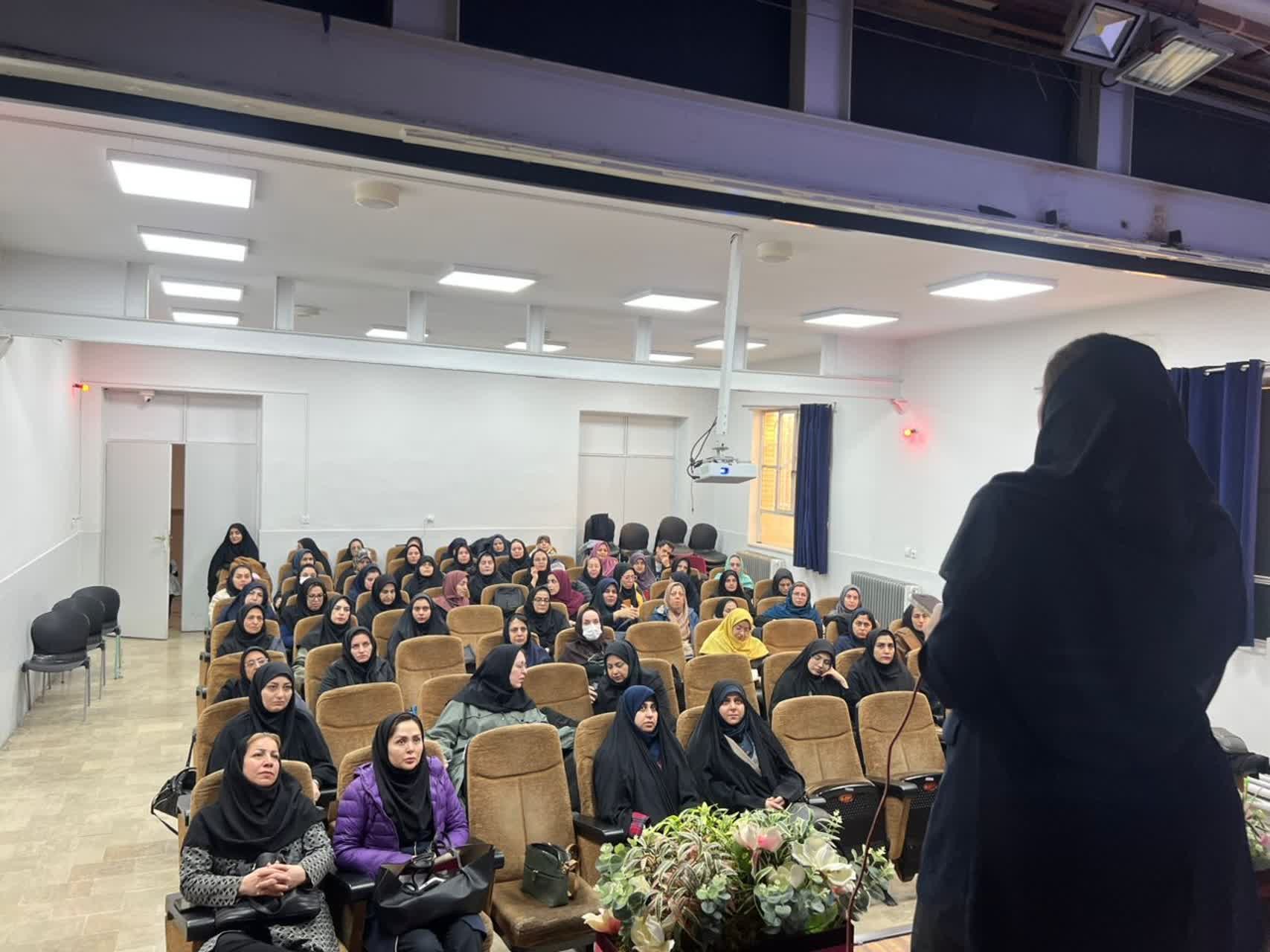 کارگاه آموزشی مربیان بهداشت آموزش و پرورش در خصوص بسته خدمتی نوجوانان و سلامت بهداشت محیط برگزار شد