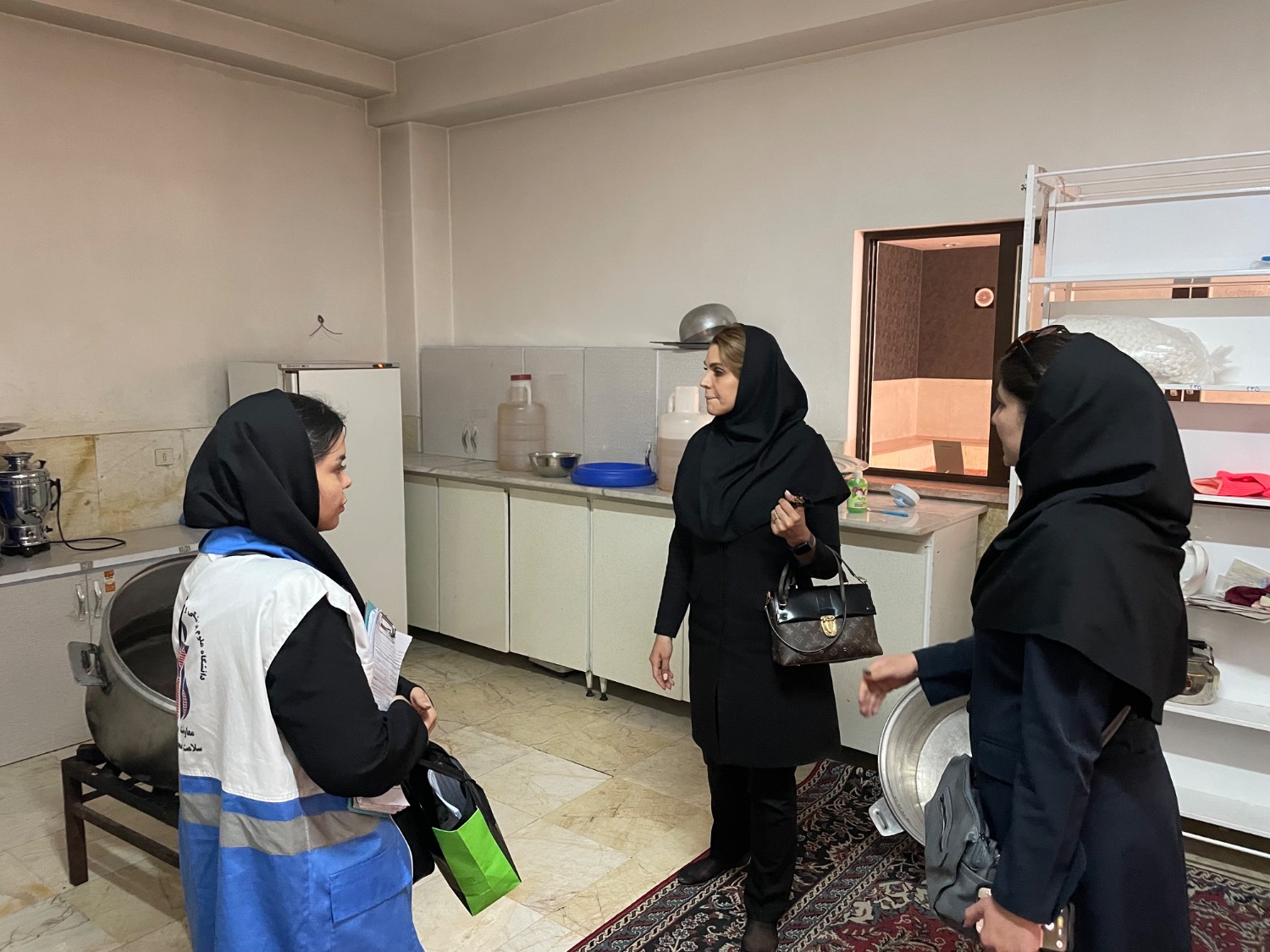 سرپرست مرکز بهداشت شمال غرب یک در کنار کارشناسان بهداشت محیط؛نظارت بر بازرسی ها در ایام تشییع