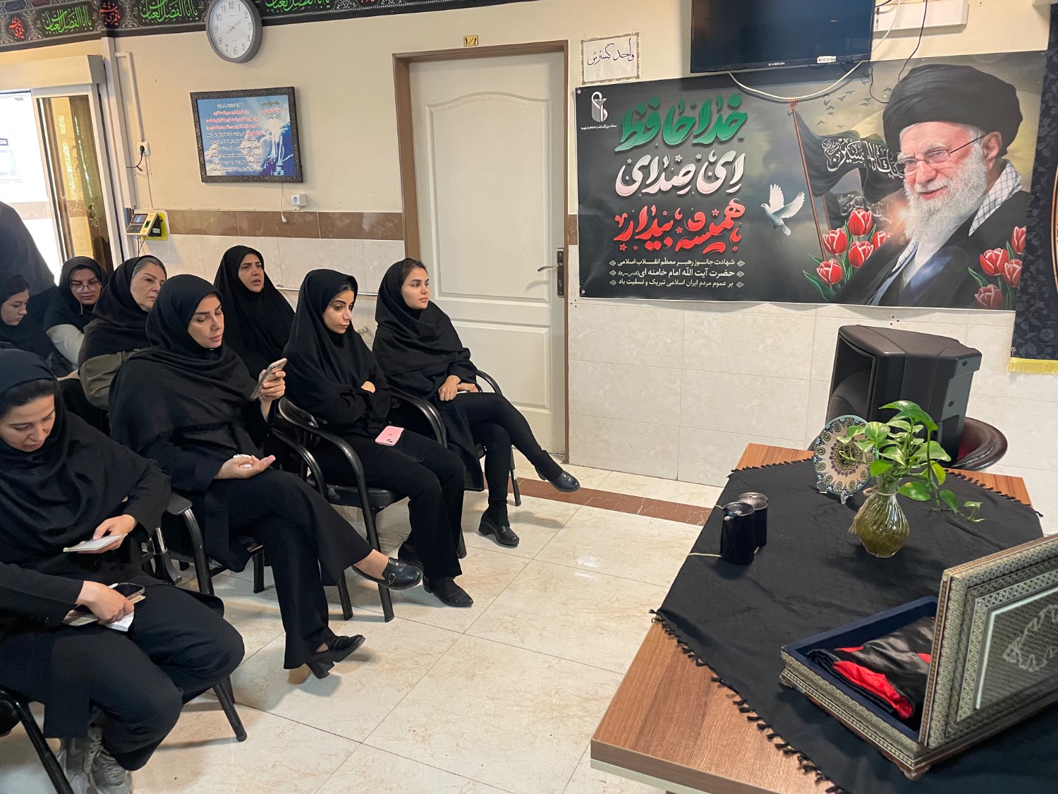 برگزاری مراسم عزاداری و قرائت زیارت عاشورا به مناسبت ایام محرم در مرکز بهداشت شمال غرب یک