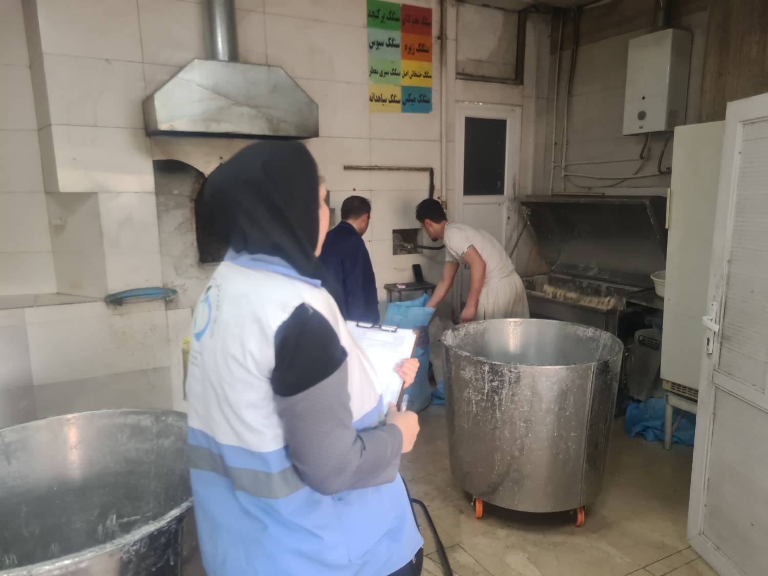 برگزاری گشت مشترک کارشناسان بهداشت محیط مرکز بهداشت شمال غرب یک وتشدید نظارت بر مراکز حساس تهیه و توزیع مواد غذایی و مراکز عرضه کننده محصولات دخانی