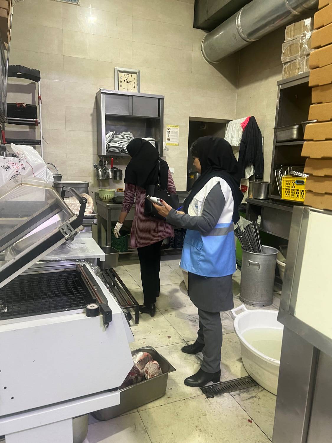 برگزاری گشت مشترک کارشناسان بهداشت محیط مرکز بهداشت شمال غرب یک  در معیت نماینده محترم دامپزشکی و بررسی شکایت از واحد های صنفی