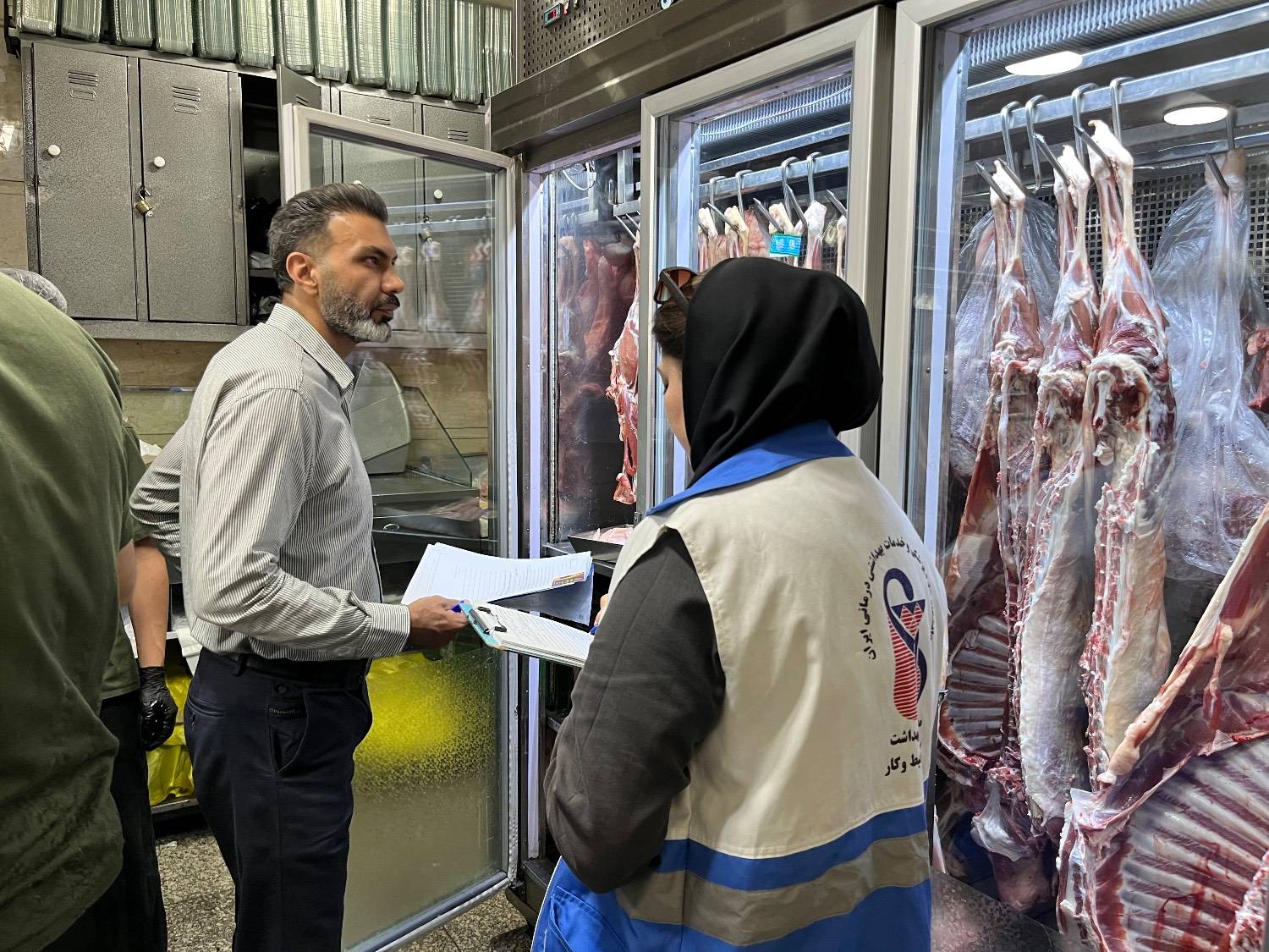 برگزاری گشت مشترک کارشناسان بهداشت محیط مرکز بهداشت شمال غرب یک  در معیت نماینده محترم اداره دامپزشکی و تشدید نظارت بر قصابی ها 