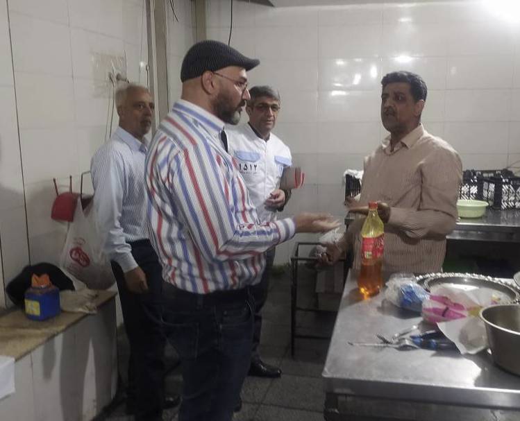  گشت مشترک کارشناسان بهداشت محیط مرکز بهداشت شمال غرب یک با همراهی قاضی محترم سازمان تعزیرات حکومتی و نمایندگان اداره دامپزشکی و اتاق اصناف