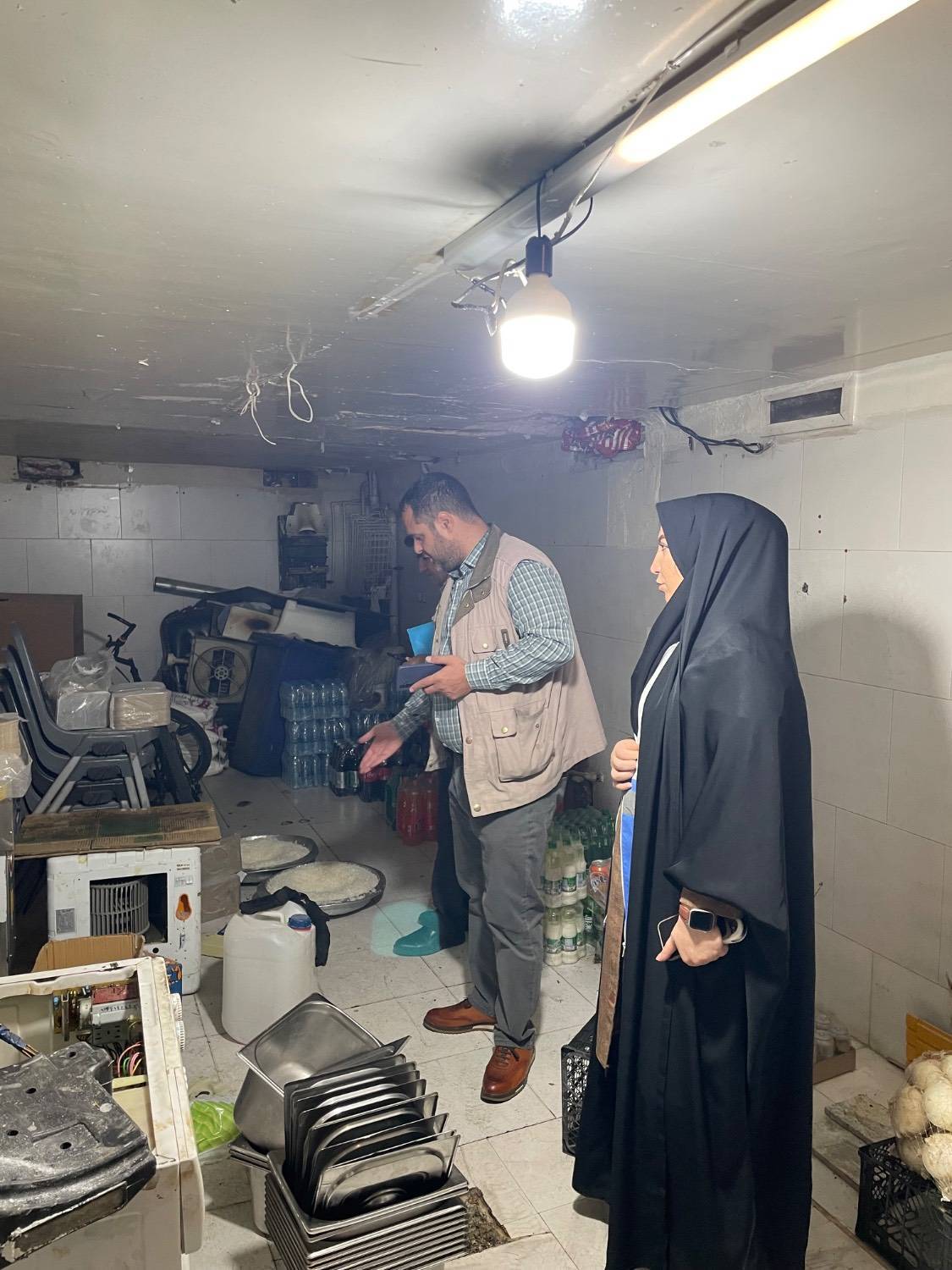  گشت مشترک با حضور کارشناسان بهداشت محیط مرکز بهداشت شمال غرب یک و نمایندگان محترم استانداری، دامپزشکی، اتاق اصناف با هدف تشدید نظارت بر مراکز حساس تهیه و توزیع مواد غذایی برگزار گردید.
