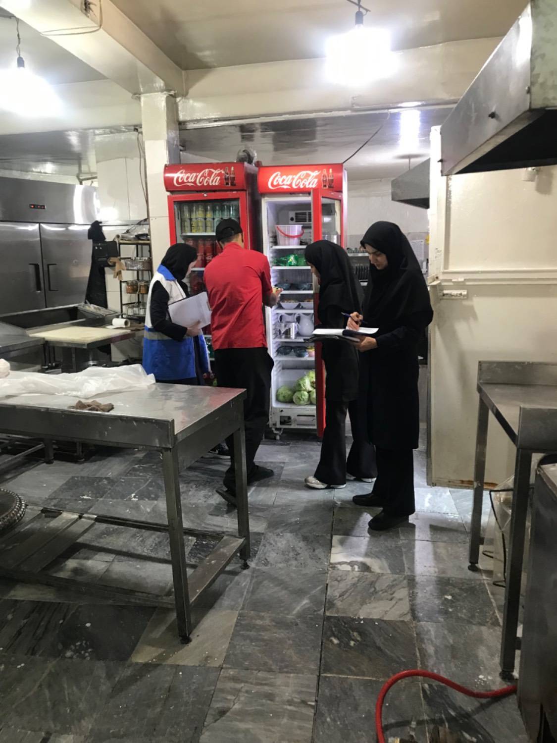 گشت مشترک با حضور کارشناسان بهداشت محیط مرکز بهداشت شمال غرب یک و نمایندگان محترم اداره کار و تعاون با هدف تشدید نظارت بر عدم بکارگیری نیروی اتباع در مراکز تهیه و توزیع مواد غذایی برگزار گردید.