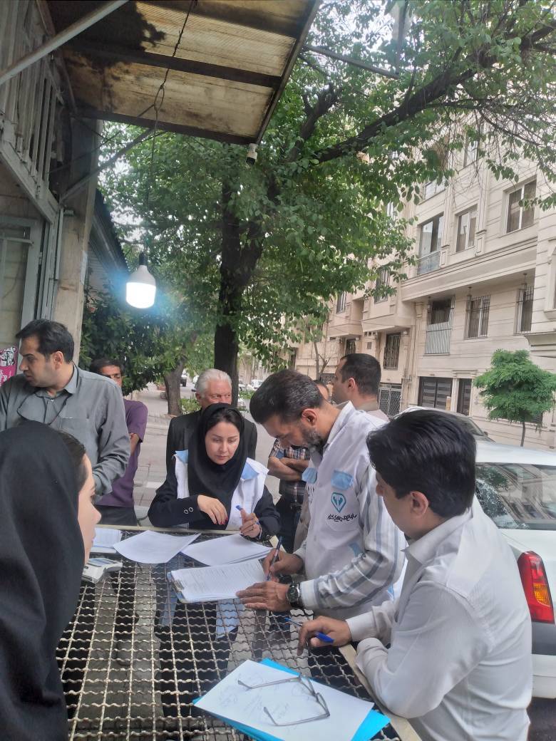  گشت مشترک با حضور کارشناسان بهداشت محیط مرکز بهداشت شمال غرب یک و نمایندگان محترم استانداری، فرمانداری و دامپزشکی با هدف تشدید نظارت بر مراکز حساس تهیه و توزیع مواد غذایی برگزار گردید.