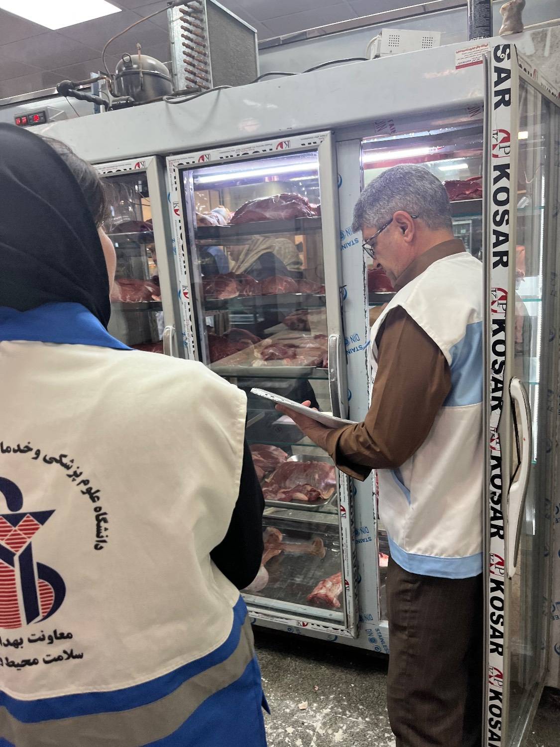  گشت مشترک با حضور کارشناسان بهداشت محیط مرکز بهداشت شمال غرب یک و نمایندگان دامپزشکی با هدف تشدید نظارت بر مراکز عرضه گوشت و مرغ برگزار گردید.