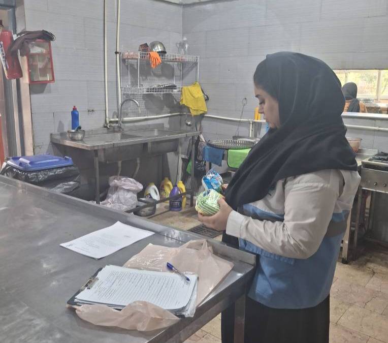 گشت مشترک با حضور کارشناسان بهداشت محیط مرکز بهداشت شمال غرب یک و کارشناس محترم HSE ترمینال غرب با هدف تشدید نظارت بر مراکز تهیه و عرضه مواد غذایی و بوفه های آن ترمینال برگزار شد‌.