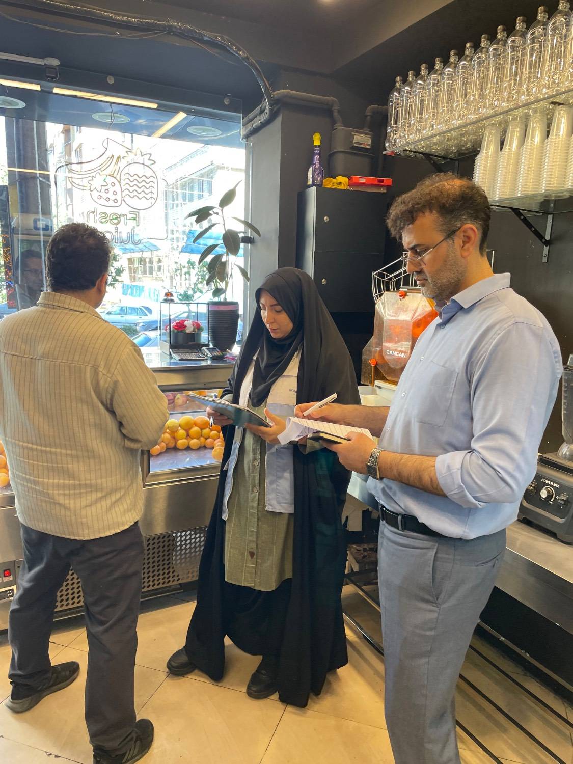 گشت مشترک با حضور کارشناسان بهداشت محیط مرکز بهداشت شمال غرب یک و نماینده محترم اتاق اصناف تهران، با هدف تشدید نظارت بر آبمیوه بستنی هاو مراکز عرضه محصولات دخانی در هفته بدون دخانیات انجام شد.