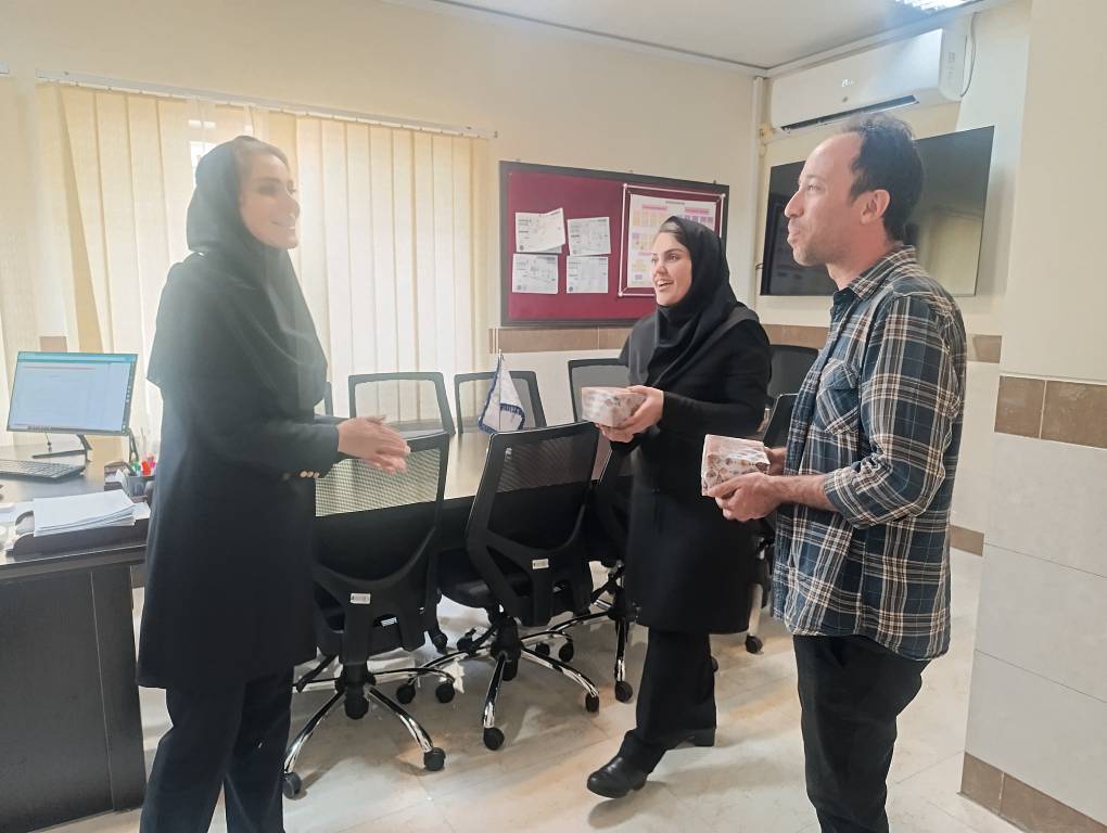 تقدیر از برگزارکنندگان و فعالان یادواره شهدا توسط رییس مرکز بهداشت شمال غرب یک