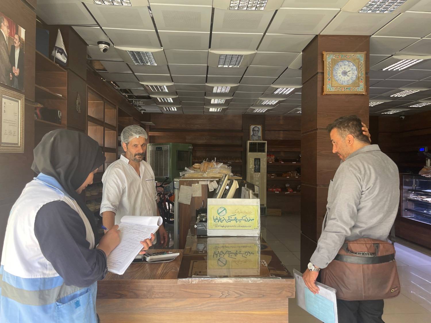 تشدید نظارت بهداشتی بر نانوایی‌های سنتی و فانتزی؛ ۱۰۲ کیلوگرم مواد غذایی غیرمجاز از چرخه مصرف خارج شد